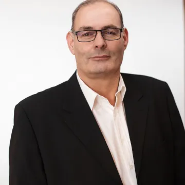 Der Schatzmeister Dirk Müller vor weißem Hintergrund